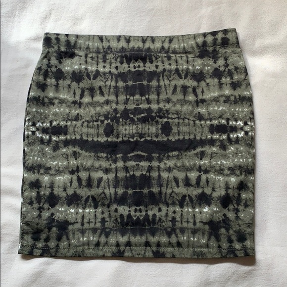 BRAND NEW CUTE SKIRT !! - Picture 2 of 3